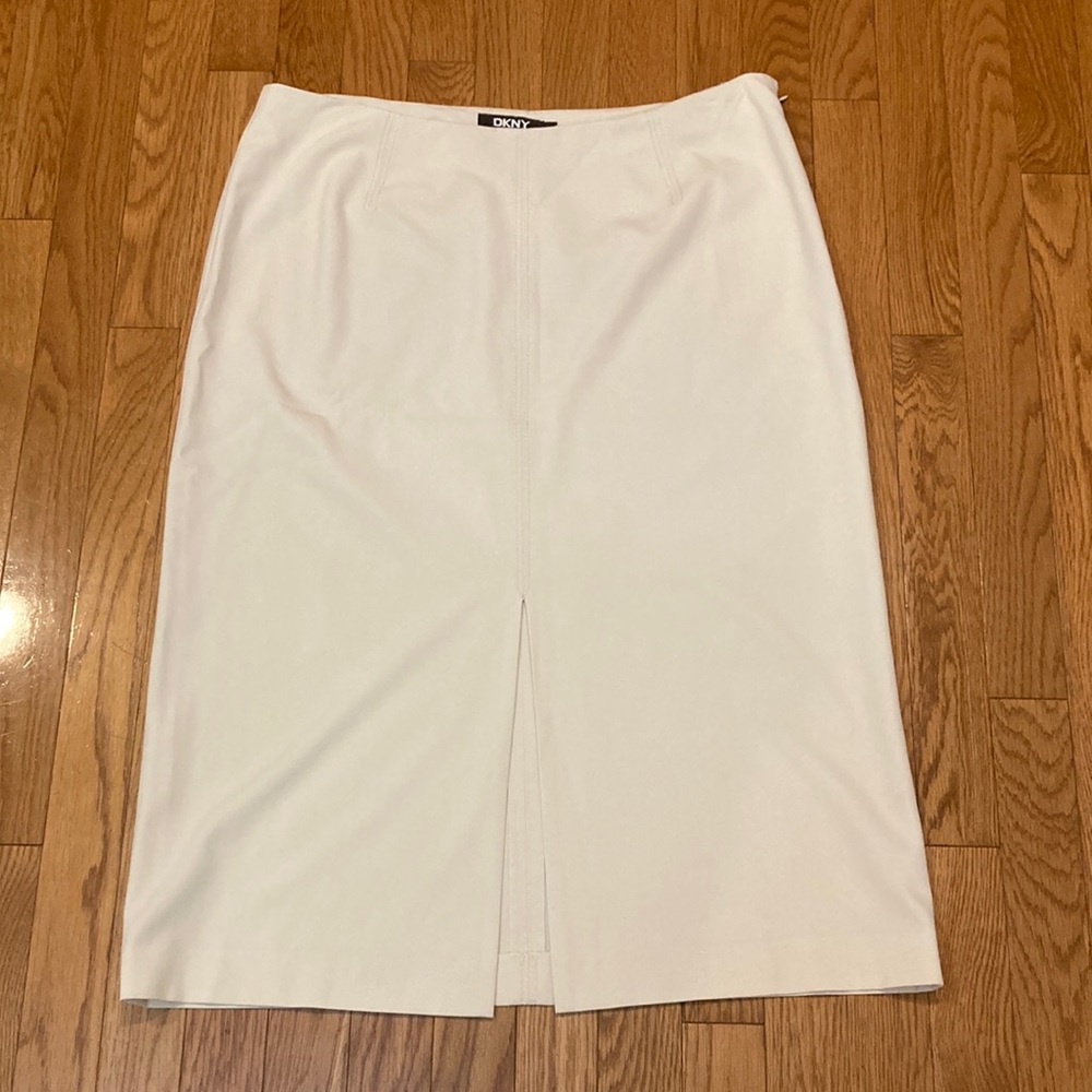 EUC DKNY classical skirt. 12”slit in the front